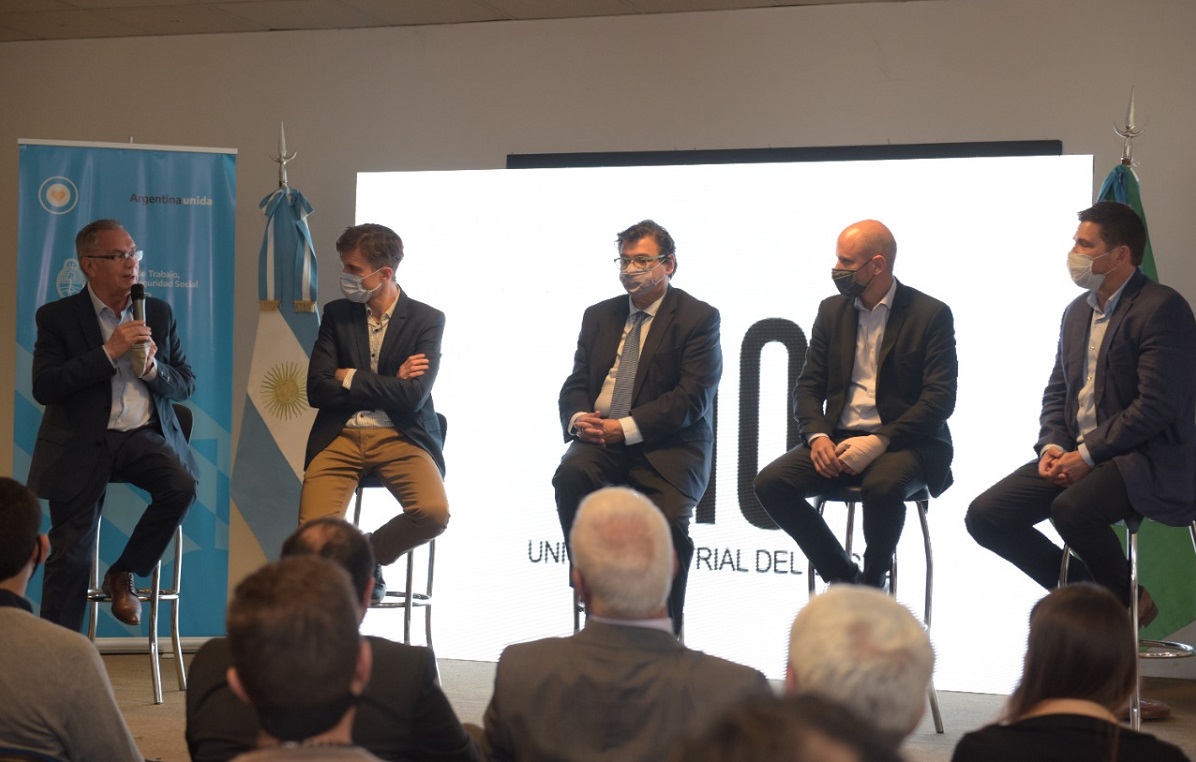 AUTORIDADES NACIONALES Y DE LA REGIÓN CON EMPRESARIOS Y PROFESIONALES