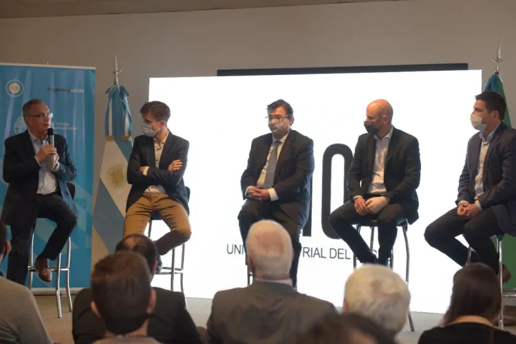 AUTORIDADES NACIONALES Y DE LA REGIÓN CON EMPRESARIOS Y PROFESIONALES